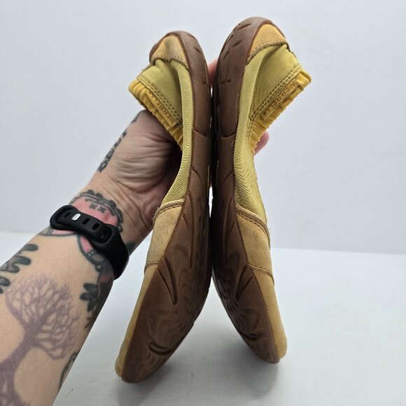 Merrell | butter yellow suede Vibram sole round toe ballet flats shoes | WMS 7 - Picture 7 of 9